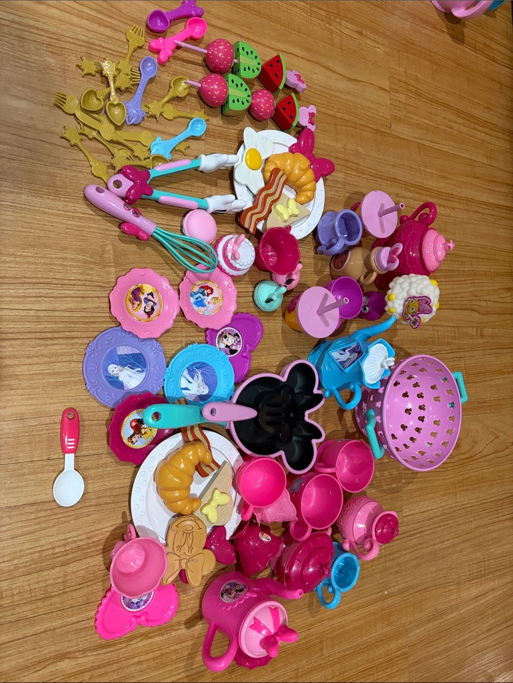 Disney breakfast and tea time set. Features Minnie Mouse and frozen.